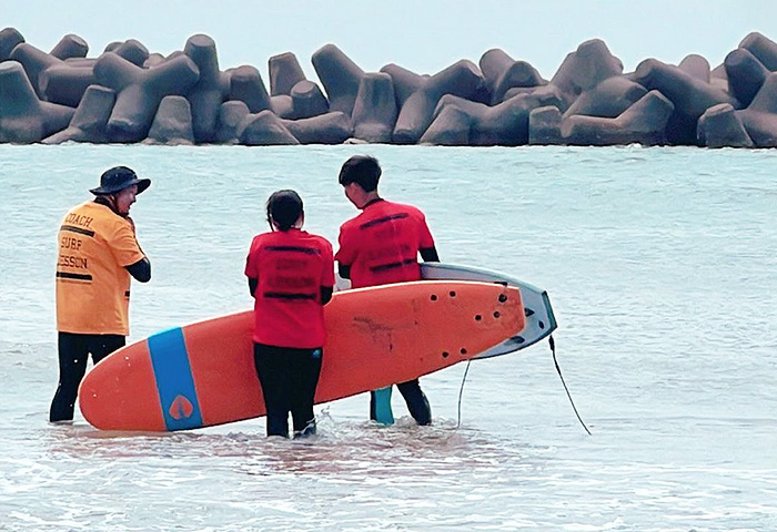 サーフィン体験を楽しむ